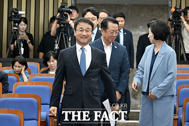 한병도 더불어민주당 대표 직무대행 겸 원내대표가 22일 오후 서울 여의도 국회에서 열린 더불어민주당 의원총회에 참석해 인사말을 하고 있다. /국회=서예원 기자