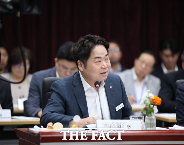 오세현 아산시장이 23일 충남도청 대회의실에서 열린 민선 9기 첫 지방정부회의에서 아산시 현안을 설명하고 있다. /정효기 기자