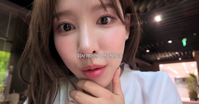 JTBC 골프 아나운서 이나연이 회사 내에 에어컨이 나오지 않는다고 밝힌 영상이 뒤늦게 주목받고 있다./유튜브 '일단이나연' 캡처