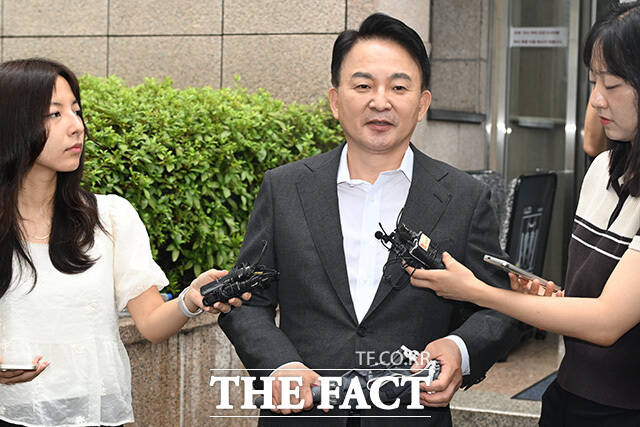 원희룡 전 국토교통부 장관이 23일 오전 직권남용 권리행사방해혐의 관련 피의자 조사를 받기 위해 경기 과천시 2차 종합특검 사무실로 출석하며 취재진의 질의에 답하고 있다. /과천=송호영 기자