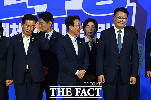 더불어민주당 8·17 전당대회 당대표 본경선에 진출한 정청래·김민석·송영길 후보(왼쪽부터)가 23일 오후 서울 여의도 국회 의원회관에서 열린 당대표·최고위원 선출을 위한 예비경선 결과발표에서 기념 촬영을 하고 있다. /국회=서예원 기자