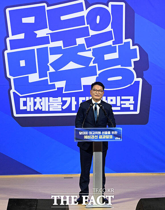 더불어민주당 8·17 전당대회 당대표 본경선에 진출한 정청래·김민석·송영길 후보(왼쪽부터)가 23일 오후 서울 여의도 국회 의원회관에서 열린 당대표·최고위원 선출을 위한 예비경선 결과발표에서 기념 촬영을 하고 있다. /국회=서예원 기자