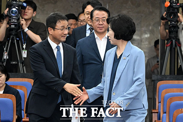 한병도 더불어민주당 대표 직무대행 겸 원내대표가 22일 오후 서울 여의도 국회에서 열린 더불어민주당 의원총회에 참석해 인사말을 하고 있다. /국회=서예원 기자