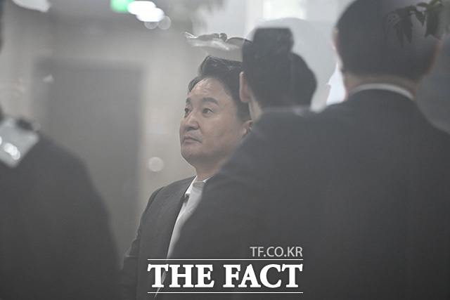 원 전 장관이 2차 종합특검 사무실로 출석하고 있다.