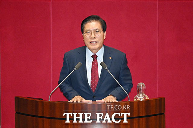 22대 국회 후반기 상임위원장으로 선출된 국민의힘 의원들이 23일 오후 서울 여의도 국회에서 열린 제 437회 국회(임시회) 2차 본회의에서 당선 인사를 하고 있다. 왼쪽 위부터 시계방향으로 김희정 교육위원장, 송석준 외교통일위원장, 김성원 산업통상자원중소벤처기업위원장, 이만희 보건복지위원장, 유의동 국토교통위원장, 이양수 정보위원장. /국회=서예원 기자