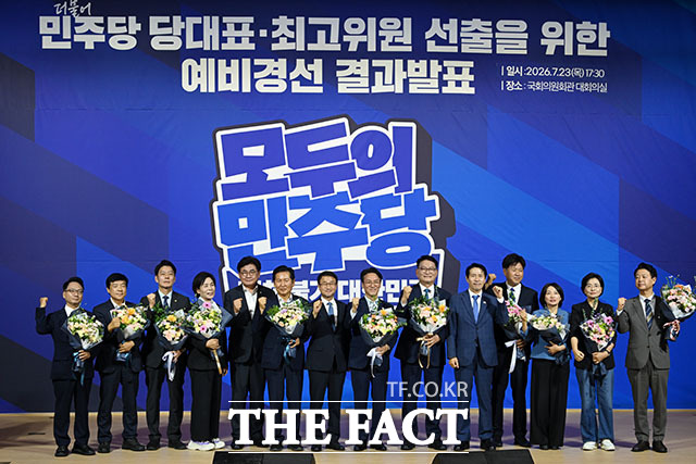 친명계 후보들은 정청래 대표 체제의 지난 1년을 비판하며 '새로운 지도부'의 필요성을 거듭 주장했다. 사진은 23일 오후 서울 여의도 국회 의원회관에서 열린 당대표·최고위원 선출을 위한 예비경선 결과발표에서 기념 촬영을 하고 있는 한병도 더불어민주당 당대표 직무대행 겸 원내대표와 더불어민주당 8·17 전당대회 당대표 본경선에 진출한 김민석·정청래·송영길 당대표 후보와 최고위원 후보들. /국회=서예원 기자