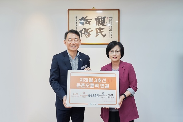 이수희 강동구청장(오른쪽)이 23일 남양주시청을 방문해 최현덕 남양주시장과 면담을 했다. /강동구