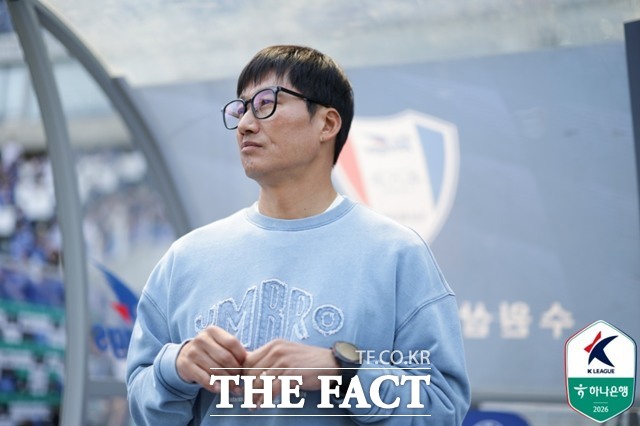 수원 삼성의 이정효 감독이 오는 25일 부산과 '하나은행 k리그2 2026' 19라운드 원정경기에서 반전의 계기를 마련할지 주목된다./K리그