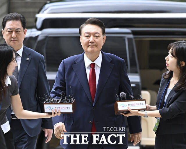 지난 20대 대통령 선거 과정에서 건진법사 전성배 씨와 관련한 허위사실 등을 공표한 혐의로 기소된 윤석열 전 대통령의 1심 선고가 생중계된다./ 사진공동취재단