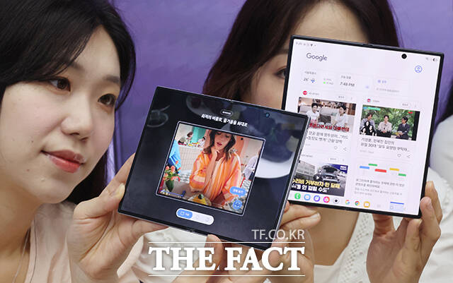 23일 오전 서울 중구 광화문 kt west 사옥에서 모델들이 삼성전자 갤럭시 폴더블 신제품 Z플립8, Z폴드8, Z폴드8 울트라 3종을 선보이고 있다. /임영무 기자