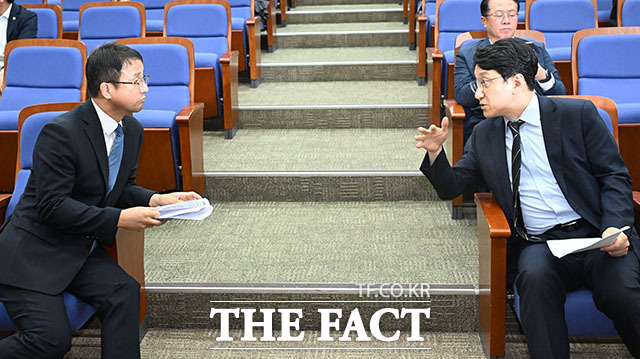 한병도 더불어민주당 대표 직무대행 겸 원내대표가 22일 오후 서울 여의도 국회에서 열린 더불어민주당 의원총회에 참석해 인사말을 하고 있다. /국회=서예원 기자
