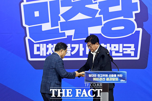 더불어민주당 8·17 전당대회 당대표 본경선에 진출한 정청래·김민석·송영길 후보(왼쪽부터)가 23일 오후 서울 여의도 국회 의원회관에서 열린 당대표·최고위원 선출을 위한 예비경선 결과발표에서 기념 촬영을 하고 있다. /국회=서예원 기자