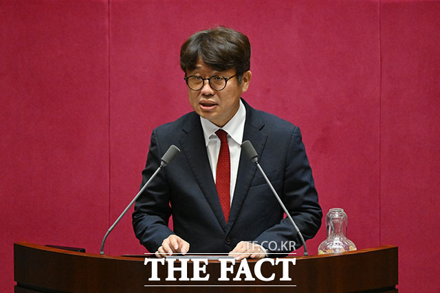 22대 국회 후반기 상임위원장으로 선출된 국민의힘 의원들이 23일 오후 서울 여의도 국회에서 열린 제 437회 국회(임시회) 2차 본회의에서 당선 인사를 하고 있다. 왼쪽 위부터 시계방향으로 김희정 교육위원장, 송석준 외교통일위원장, 김성원 산업통상자원중소벤처기업위원장, 이만희 보건복지위원장, 유의동 국토교통위원장, 이양수 정보위원장. /국회=서예원 기자
