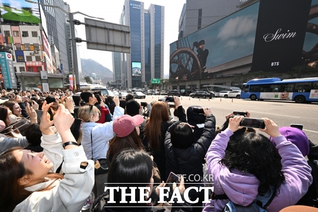 BTS가 마드리드, 브뤼셀, 런던, 뮌헨, 파리 등 5개도시 총 10회 유럽 공연을 성황리에 마치고 최근 귀국했다. 사진은 BTS의 정규 5집 아리랑 (ARIRANG) 발매 당시 아미들이 서울 중구 신세계백화점 본점 미디어 파사드 신세계스퀘어에서 BTS의 Swim 뮤직비디오가 송출되는 장면을 찍고 있다. /김성렬 기자