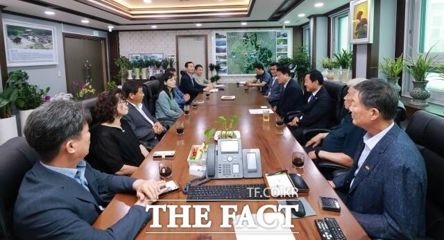 논산시의회가 22일 의장실에서 관내 농업인 학습단체장들과 간담회를 열고 있다. /논산시의회
