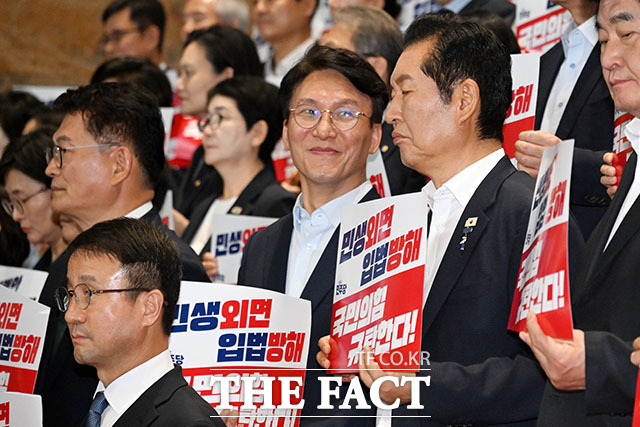 한병도 더불어민주당 당대표 직무대행 겸 원내대표(앞)를 비롯해 더불어민주당 송영길·김민석·정청래 당대표 후보(왼쪽부터)가 23일 오후 서울 여의도 국회에서 열린 민생외면 입법방해 국민의힘 규탄대회에 참석해 손피켓을 들고 구호를 외치고 있다. /국회=서예원 기자