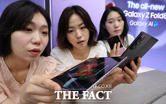 23일 오전 서울 중구 광화문 kt west 사옥에서 모델들이 삼성전자 갤럭시 폴더블 신제품 Z플립8, Z폴드8, Z폴드8 울트라 3종을 선보이고 있다. /임영무 기자
