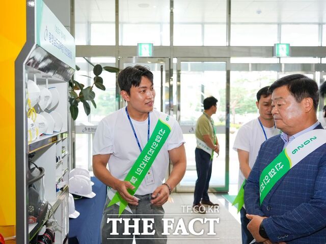 23일 충남도교육청서 열린 '2026년 산업안전보건의 달' 행사에 참가한 이병도 교육감이 보호구의 올바른 사용법에 대한 관계자의 설명을 듣고 있다. /충남도교육청