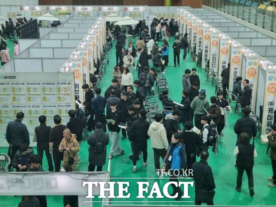 포천시가 지난해 11월 27일 포천종합체육관에서 진행한 일자리박람회에 참석한 구직자들이 구인기업들을 살펴보고 있다. /포천시