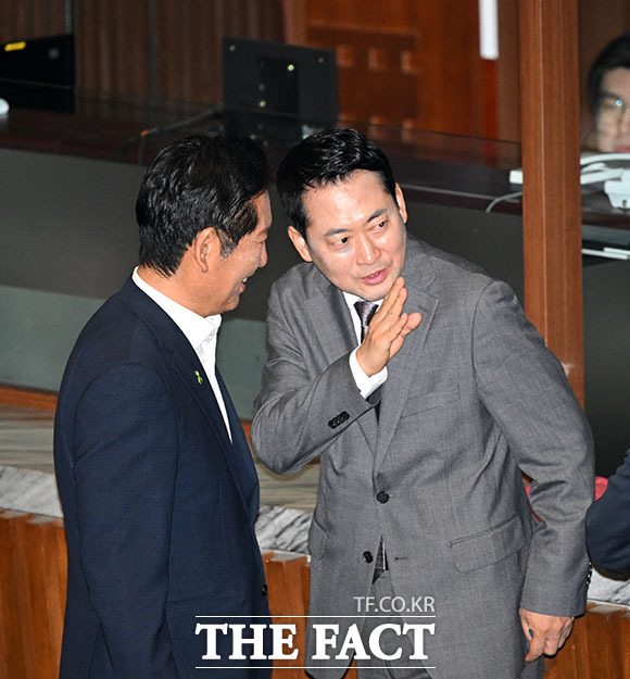 정청래 더불어민주당 당대표 후보(왼쪽)와 장동혁 국민의힘 대표가 23일 오후 서울 여의도 국회에서 열린 제 437회 국회(임시회) 2차 본회의에서 대화를 나누고 있다. /국회=서예원 기자