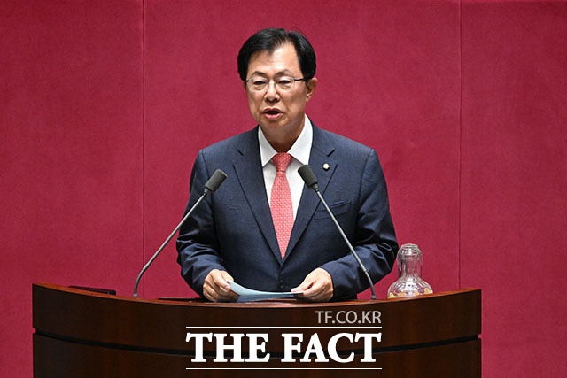 22대 국회 후반기 상임위원장으로 선출된 국민의힘 의원들이 23일 오후 서울 여의도 국회에서 열린 제 437회 국회(임시회) 2차 본회의에서 당선 인사를 하고 있다. 왼쪽 위부터 시계방향으로 김희정 교육위원장, 송석준 외교통일위원장, 김성원 산업통상자원중소벤처기업위원장, 이만희 보건복지위원장, 유의동 국토교통위원장, 이양수 정보위원장. /국회=서예원 기자