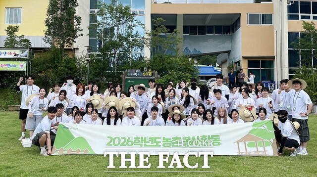 순천향대 농촌봉사단이 금산군 제원면 조팝꽃피는마을에서 기념 촬영을 하고 있다. /순천향대학교