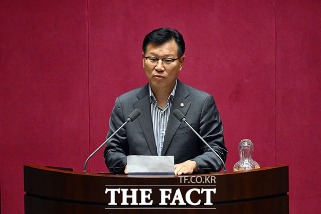 22대 국회 후반기 상임위원장으로 선출된 국민의힘 의원들이 23일 오후 서울 여의도 국회에서 열린 제 437회 국회(임시회) 2차 본회의에서 당선 인사를 하고 있다. 왼쪽 위부터 시계방향으로 김희정 교육위원장, 송석준 외교통일위원장, 김성원 산업통상자원중소벤처기업위원장, 이만희 보건복지위원장, 유의동 국토교통위원장, 이양수 정보위원장. /국회=서예원 기자