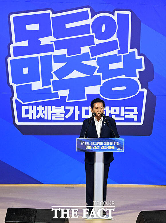 더불어민주당 8·17 전당대회 당대표 본경선에 진출한 정청래·김민석·송영길 후보(왼쪽부터)가 23일 오후 서울 여의도 국회 의원회관에서 열린 당대표·최고위원 선출을 위한 예비경선 결과발표에서 기념 촬영을 하고 있다. /국회=서예원 기자