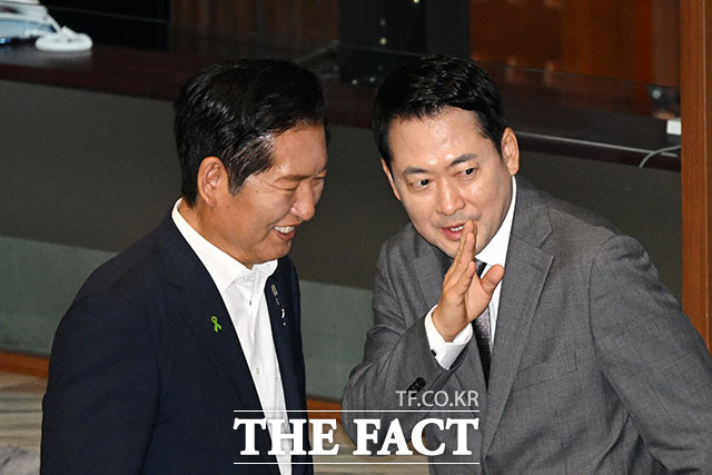 정청래 더불어민주당 당대표 후보(왼쪽)와 장동혁 국민의힘 대표가 23일 오후 서울 여의도 국회에서 열린 제 437회 국회(임시회) 2차 본회의에서 대화를 나누고 있다. /국회=서예원 기자
