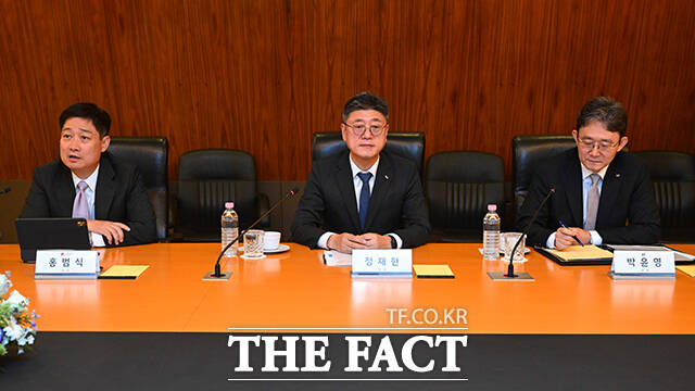 홍범식 LG유플러스 대표이사, 정재헌 SK텔레콤 대표이사, 박윤영 KT 대표이사(왼쪽부터)가 간담회에 참석하고 있다.