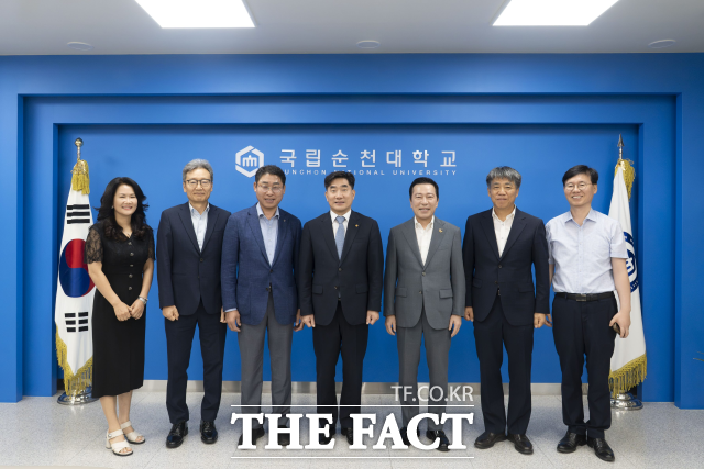 순천대학교 제3기 발전후원회 위원 4명이 대학 발전기금으로 각각 1000만 원씩 모두 4000만 원을 기탁했다. /순천대