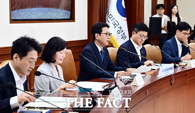 배경훈 부총리 겸 과학기술정보통신부 장관이 23일 오전 서울 종로구 정부서울청사에서 열린 과학기술관계장관회의에 참석해 모두발언을 하고 있다. /임영무 기자