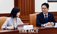  송경희 개인정보위원장과 대화하는 배경훈 부총리 [포토]