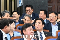  의원들과 대화 나누는 송영길 민주당 대표 후보 [포토]