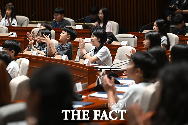 박수치는 어린이 국회의원들.
