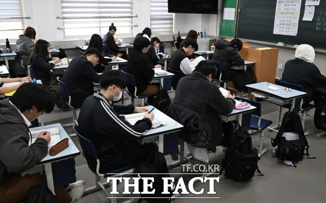 학교생활기록부(학생부)의 상업적 이용을 제한하는 초·중등교육법 개정안이 오는 29일 시행되면서 수험생과 학부모의 혼란이 커지고 있다. 내년도 수시 모집을 한 달여 앞둔 시점에서 학생부를 활용한 수시 합격 예측 서비스와 입시 컨설팅이 잇따라 중단됐기 때문이다. /박헌우 기자
