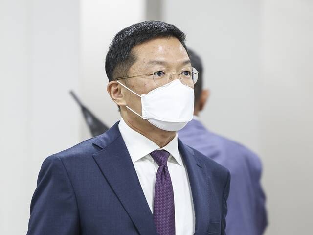윤관 블루런벤처스 대표가 지난 5월 서울 서초구 서울중앙지방법원에서 열린 주식 부정 거래 혐의 항소심 첫 공판에 출석하고 있다. /사진공동취재단
