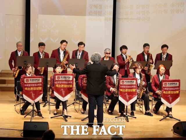 최근 목원대학교 콘서트홀서 열린 제32회 정기연주회인 '교수·제자 음악회'에서 김태관 교수가 지도하는 색소폰 앙상블팀이 공연을 하고 있다. /목원대
