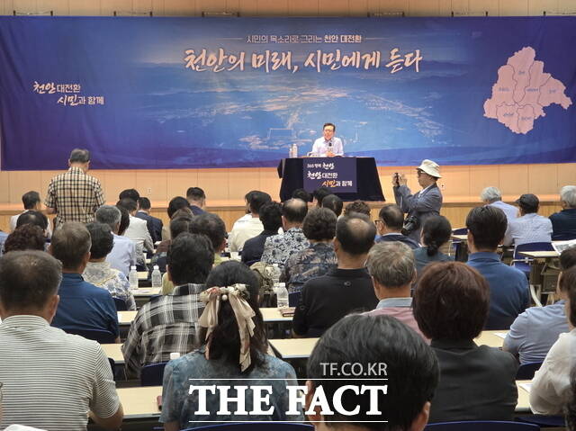 장기수 천안시장이 24일 독립기념관 겨레누리관에서 열린 시민과의 대화에서 주민 의견을 경청하고 있다. /정효기 기자