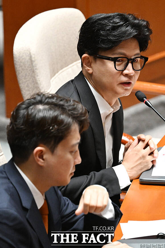 인사말 하는 한 의원.