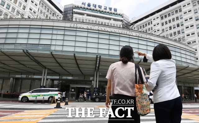 사진은 2024년 6월 24일 서울 종로구 서울대병원에서 시민들이 이동하고 있는 모습. /서예원 기자