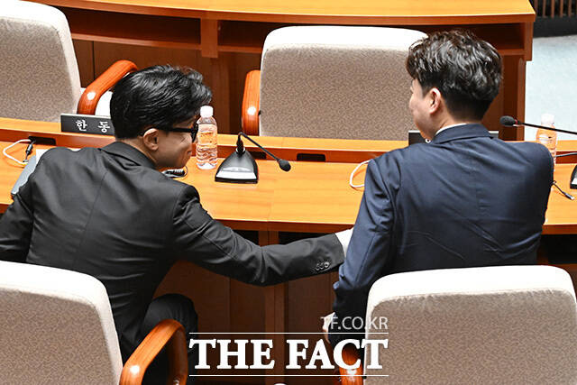 이 대표가 오자 인사 건네는 한 의원(왼쪽).