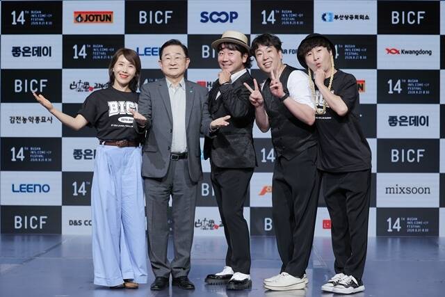 신봉선 이홍렬 졸탄 이재형 한현민 정진욱(왼쪽부터)은 올해 '부코페'에서 '전유성 없는 전유성 쇼' 무대를 꾸민다. /부산국제코미디페스티벌 집행위원회