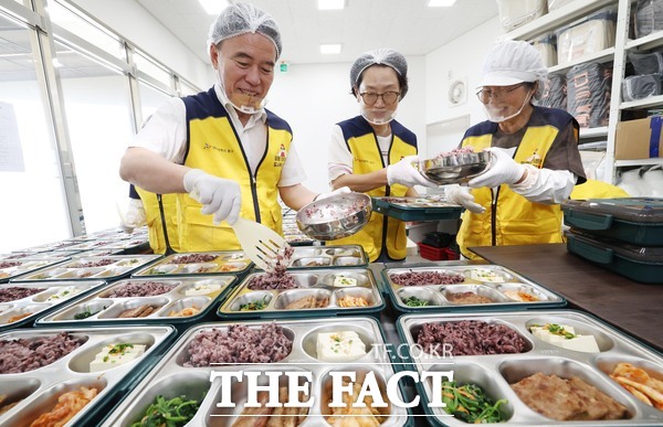 황인호 동구청장이 새터말정말센터에서 '아이든든 도시락'을 포장하고 있다. /대전시 동구