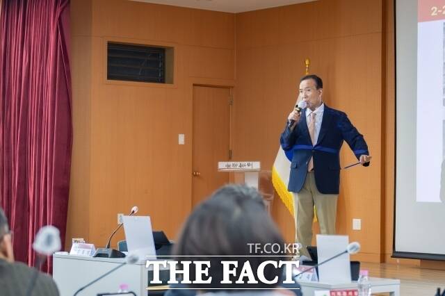 김홍열 청양군수가 23일 군청 대회의실에서 실·과장과 읍·면장 등 50여 명이 참석한 가운데 민선 9기 군정 비전과 핵심 공약 추진 방향을 공유하는 회의를 가졌다. /청양군