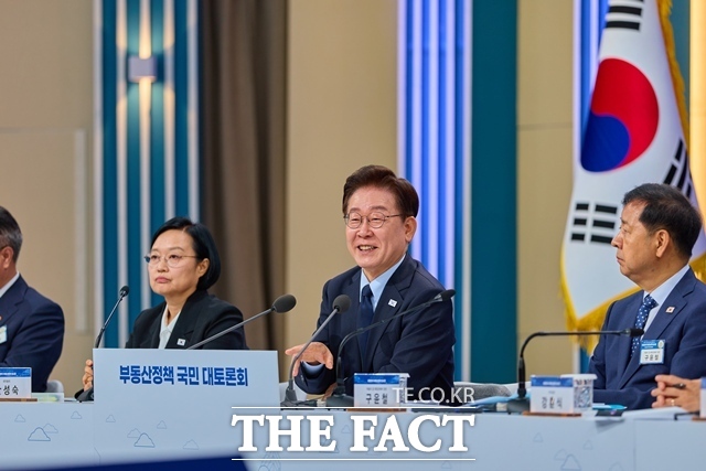 이재명 대통령이 올해 여름휴가 대신 세일즈 외교에 전념하기로 한 것으로 확인됐다. 이 대통령이 23일 서울 여의도 KBS 별관 공개홀에서 주재한 부동산정책 국민 대토론회에서 발언하고 있다. /청와대