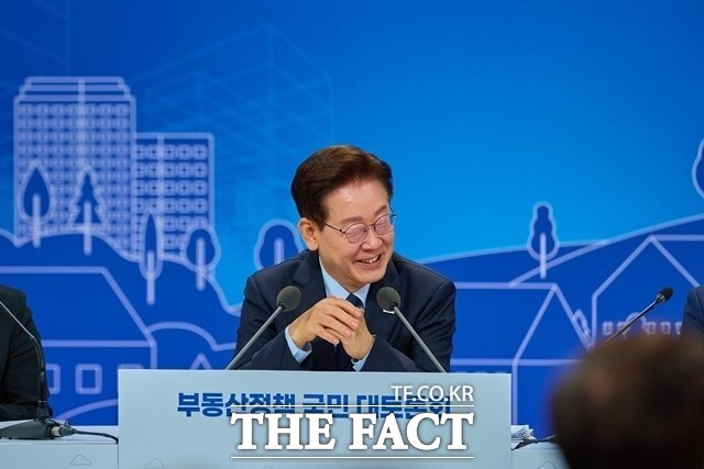 이재명 대통령이 23일 서울 여의도 KBS 별관 공개홀에서 주재한 부동산정책 국민 대토론회에서 미소를 짓고 있다. /청와대