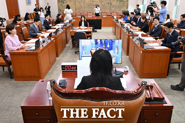 이재정 문체위원장이 문화체육관광위원회 전체회의에 참석해 의사봉을 두드리며 회의를 주재하고 있다.