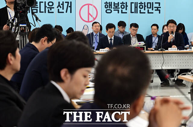 국회 6.3 지방선거 투표용지 부족 사태 국정조사특별위원회(국조특위)의 현장회의가 7일 서울 종로구 서울시선거관리위원회에서 열린 가운데, 김범진 서울시선거관리위원회 사무처장이 의원 질의에 답하고 있다./이새롬 기자