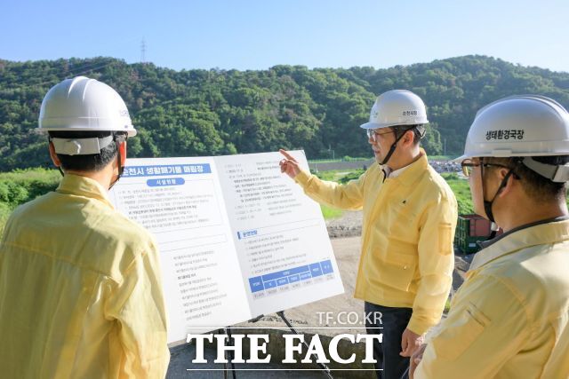 손훈모 순천시장이 생활폐기물 매립장을 찾아 시설 운영 현황을 점검하고 있다. /순천시